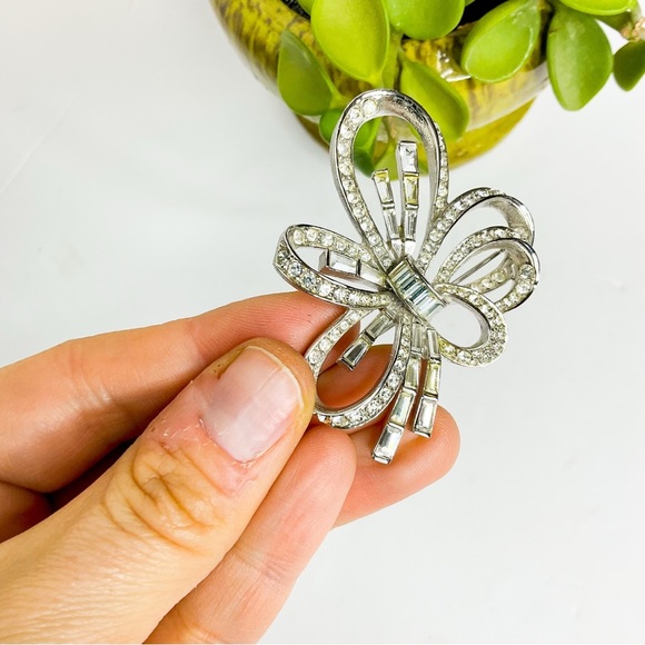 Vintage Elegant Silver Costume Bow Brooch - Picture 2 of 5